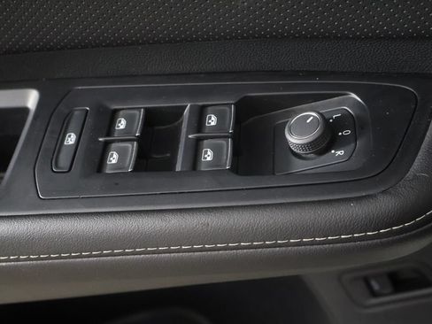 Used 2025 Volkswagen Atlas Cross Sport SE FWD image 32