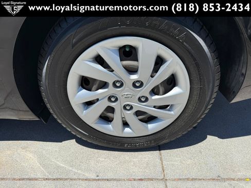 Used 2019 Hyundai Elantra SE w/ Cargo Package FWD image 11