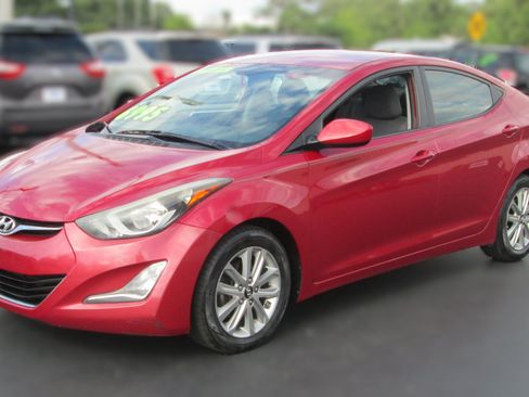 Used 2015 Hyundai Elantra SE w/ Option Group 02 FWD image 2