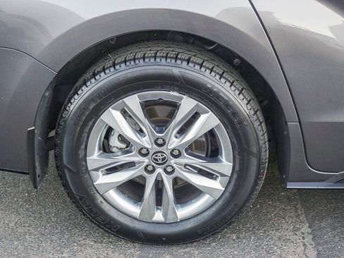 Used 2023 Toyota Sienna Limited image 9