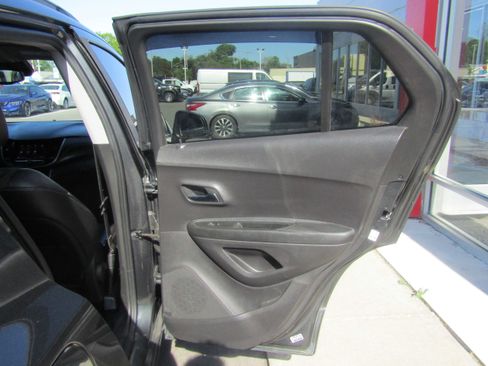 Used 2020 Chevrolet Trax LT w/ LT Convenience Package AWD/4WD image 12