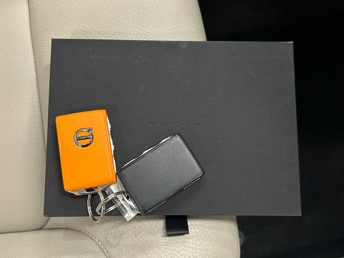 Used 2023 Volvo XC60 B5 Plus image 41