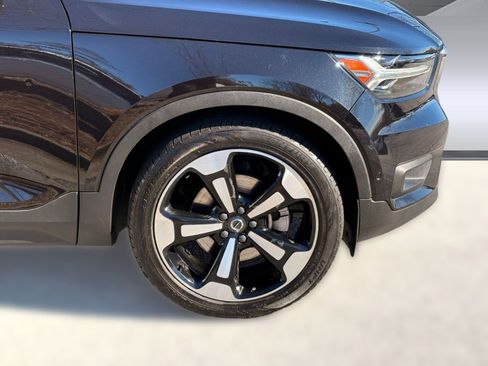 Used 2019 Volvo XC40 T5 Momentum image 12