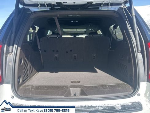 Used 2022 GMC Yukon XL SLT w/ SLT Premium Package image 11