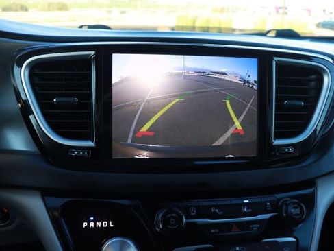 Used 2022 Chrysler Pacifica Touring-L image 26