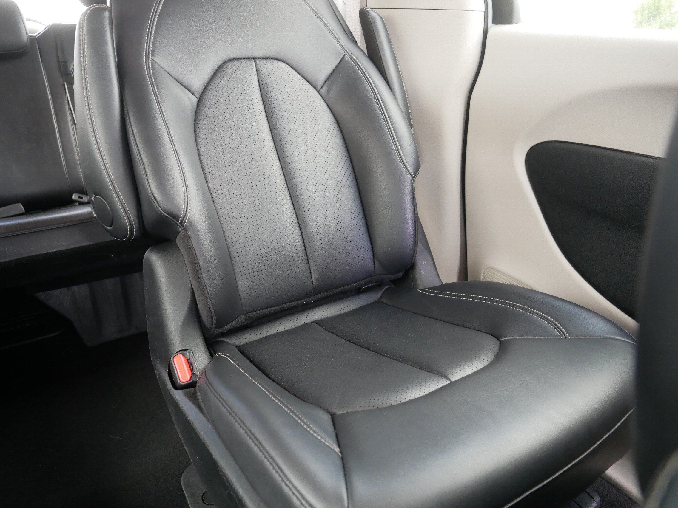Used 2024 Chrysler Pacifica Limited FWD image 14