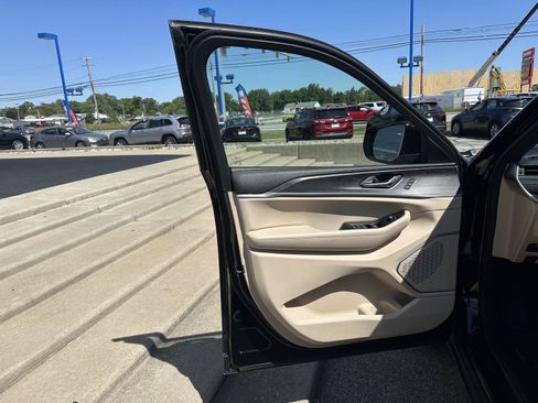 Used 2025 Jeep Grand Cherokee Limited 4xe AWD/4WD image 18