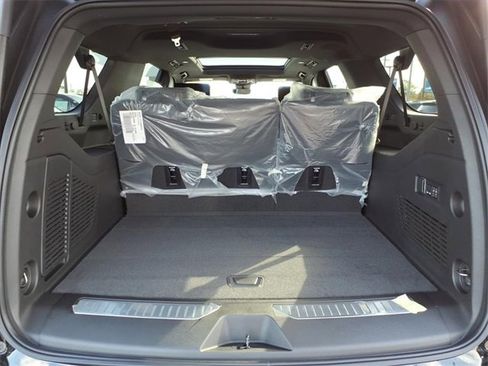 New 2026 Chevrolet Suburban High Country image 4