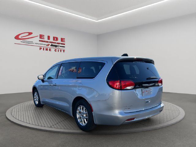 Used 2023 Chrysler Voyager LX FWD image 7