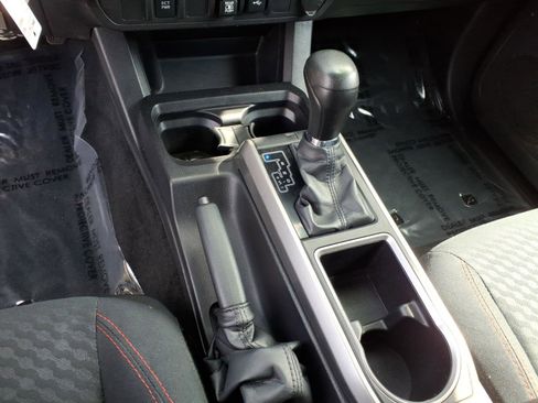 Used 2022 Toyota Tacoma SR5 AWD/4WD image 11