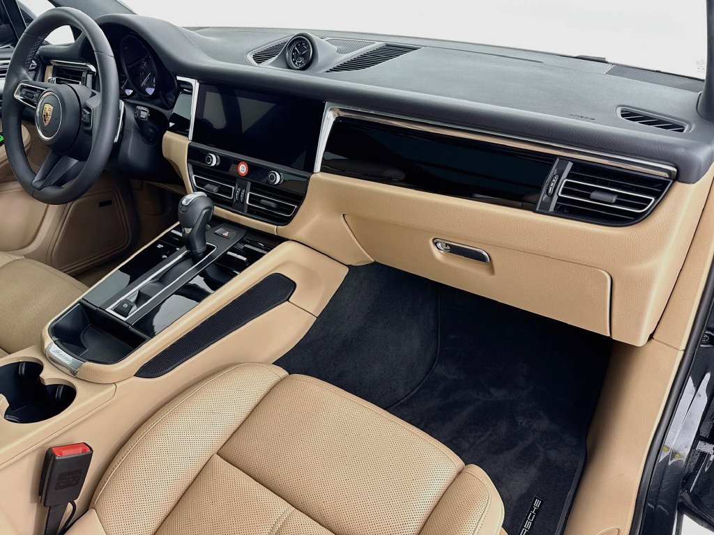 Certified 2026 Porsche Macan AWD/4WD image 31