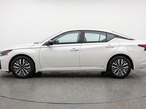 Used 2025 Nissan Altima 2.5 SV FWD image 5
