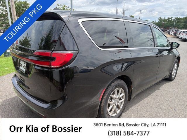 Used 2024 Chrysler Pacifica Touring-L FWD image 9
