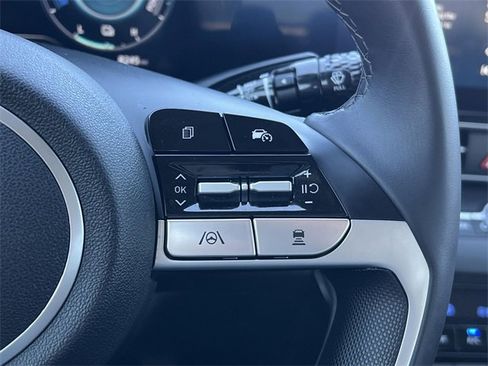 Used 2024 Hyundai Elantra Limited image 13