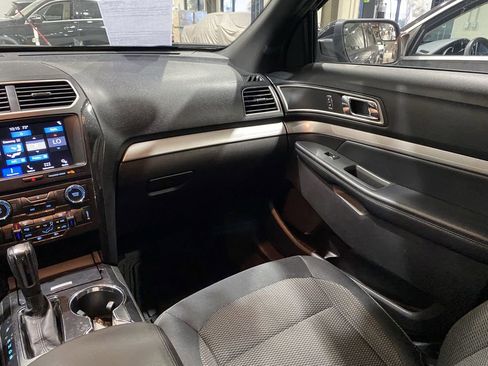 Used 2017 Ford Explorer XLT w/ Equipment Group 201A FWD image 4