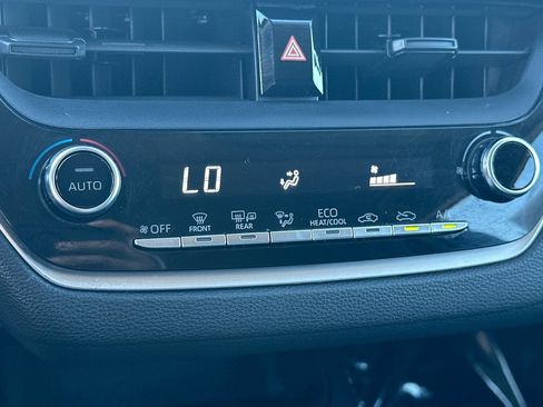 Used 2021 Toyota Corolla LE image 18