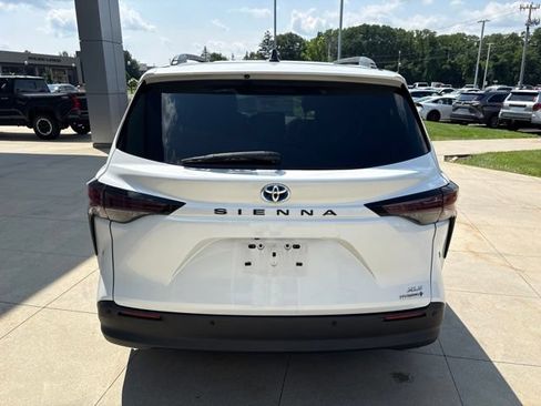 Used 2023 Toyota Sienna XLE FWD image 6