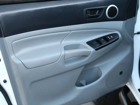 Used 2014 Toyota Tacoma Pickup 4D 6 ft image 16