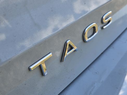 Used 2025 Volkswagen Taos SE FWD image 10