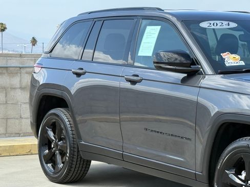 Used 2024 Jeep Grand Cherokee Limited w/ Black Appearance Package RWD image 5