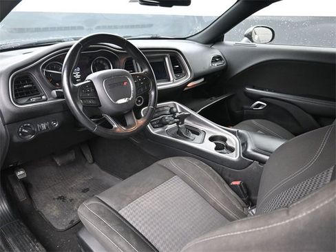 Used 2022 Dodge Challenger SXT image 10