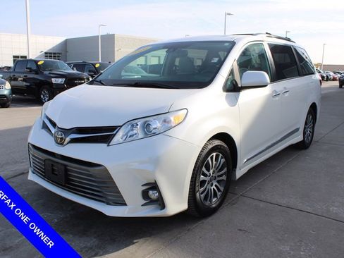 Used 2020 Toyota Sienna XLE w/ XLE Navigation Package image 3