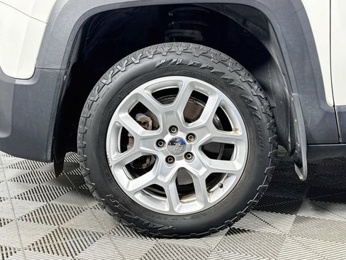 Used 2015 Jeep Renegade Latitude w/ Popular Equipment Group AWD/4WD image 29