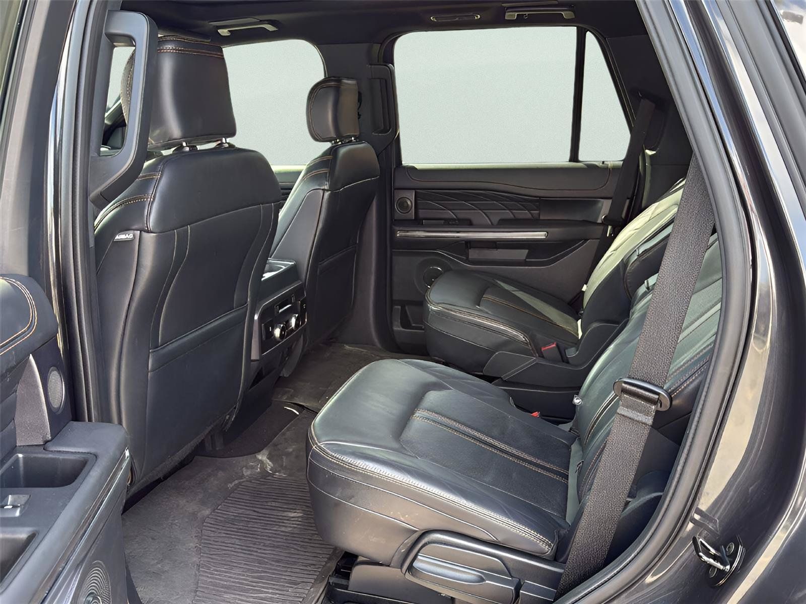 Used 2023 Ford Expedition Platinum RWD image 2