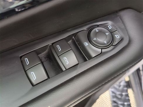 Used 2025 Chevrolet Suburban Z71 image 23