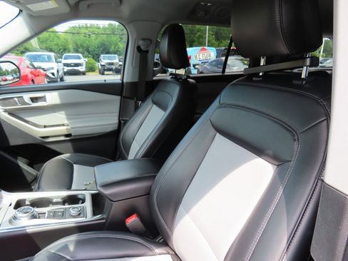 Used 2022 Ford Explorer XLT w/ Equipment Group 202A image 30