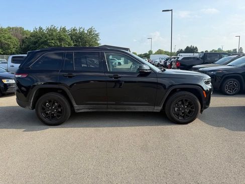 Used 2026 Jeep Grand Cherokee Altitude AWD/4WD image 5