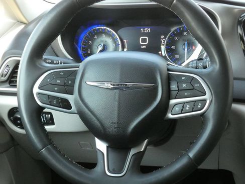 Used 2023 Chrysler Pacifica Touring-L FWD image 14