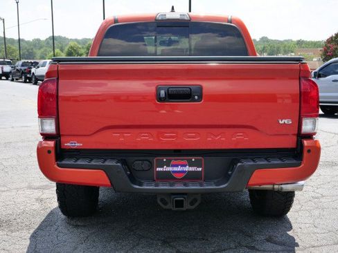 Used 2017 Toyota Tacoma TRD Sport w/ Premium & Technology Package AWD/4WD image 8