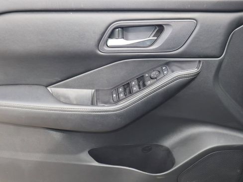 Certified 2025 Nissan Rogue SV AWD/4WD image 18