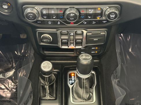 Used 2019 Jeep Wrangler Unlimited Sahara AWD/4WD image 18