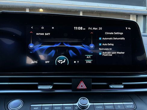 Used 2025 Hyundai Elantra Limited image 32