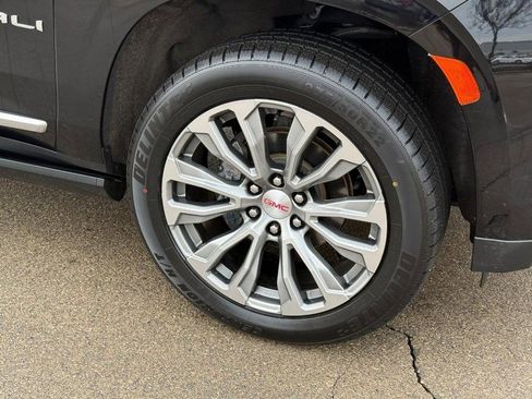 Used 2021 GMC Yukon XL Denali w/ Denali Premium Package image 10