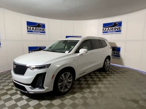 Used 2023 Cadillac XT6 Premium Luxury w/ Technology Package FWD image 6