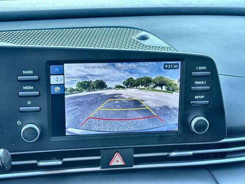 Used 2025 Hyundai Elantra SE FWD image 19