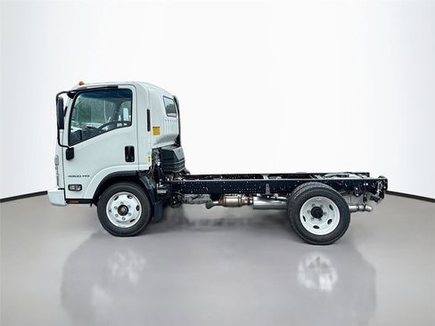 New 2025 Chevrolet Low Cab Forward image 4