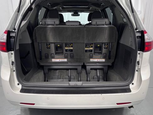 Used 2018 Toyota Sienna XLE Premium FWD image 28