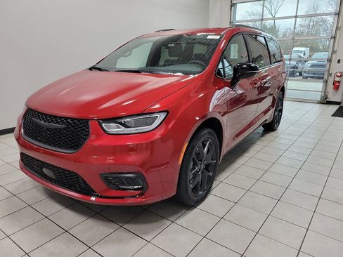 New 2026 Chrysler Pacifica Select w/ S Appearance Package image 3