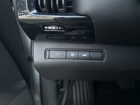 Used 2025 Nissan Pathfinder SV FWD image 16