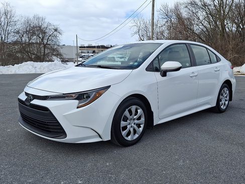 Certified 2025 Toyota Corolla LE image 3