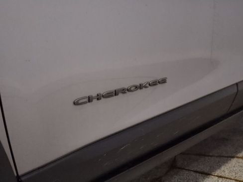 Used 2020 Jeep Cherokee Trailhawk w/ Cold Weather Group AWD/4WD image 10
