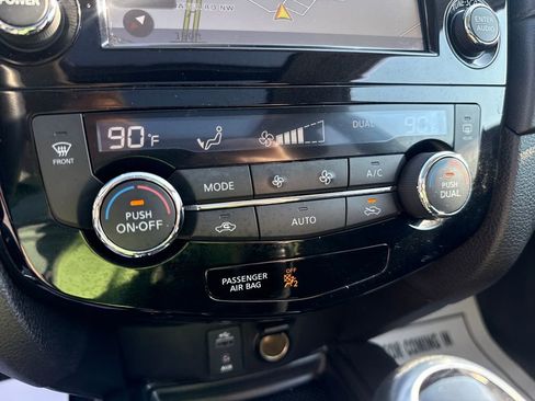 Used 2017 Nissan Rogue SV image 18