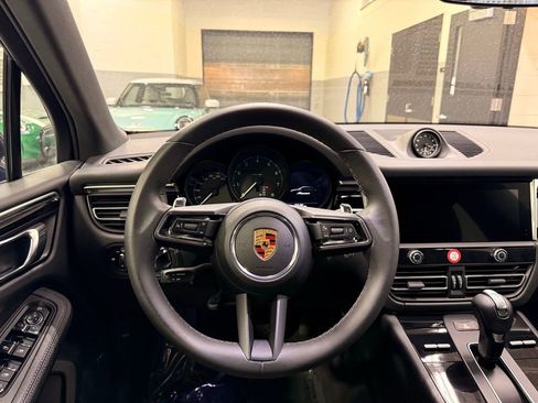 Used 2022 Porsche Macan w/ Premium Package image 22