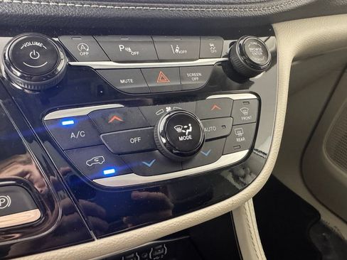 Used 2024 Chrysler Pacifica Limited FWD image 24
