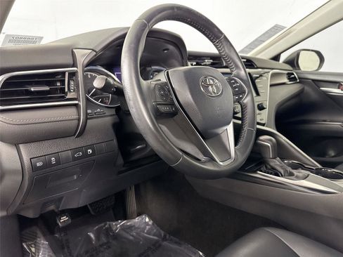 Used 2018 Toyota Camry SE w/ Convenience Package FWD image 4