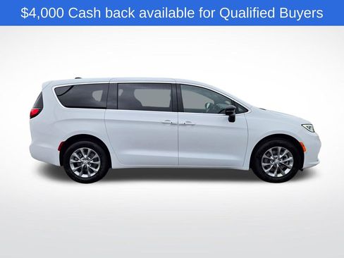 New 2026 Chrysler Pacifica Select image 2